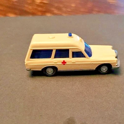 ho scale Wiking Mercedes Benz 200 Ambulance made in Germany exc. condition - Image 1 of 3