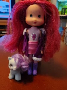 Strawberry Shortcake Puppe mit langen roten Haaren und einem kleinen Lavendel My Little Pony  - Bild 1 von 12