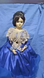 Heritage Mint Porzellan Puppe - blaues Kleid, cremefarbenes Spitzenmieder Cape - Bild 1 von 3