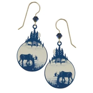 Pendientes perforados Sienna Sky Moose agua potable con escena de bosque hechos en EE. UU. - Imagen 1 de 3