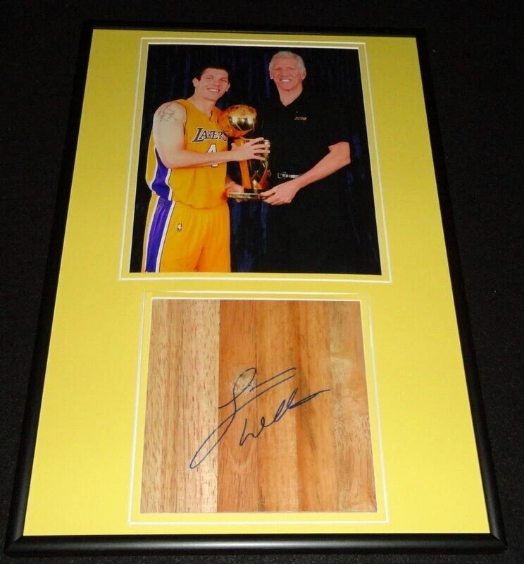 Tablero de piso 12x18 enmarcado firmado por Luke Walton + exhibición de fotos con Bill Walton Foto 1 de 2