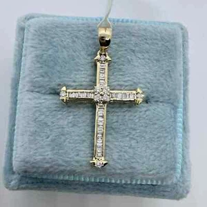 Colgante Cruz Pequeña Unisex Diamante Corte Baguette 0.18Ct Chapado en Oro Amarillo 14K - Imagen 1 de 4