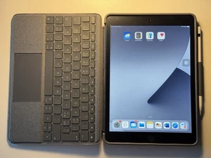 Apple iPad (8.Generation) 32GB WiFi + Logitech Combo Touch + Apple Pencil - Afbeelding 1 van 12