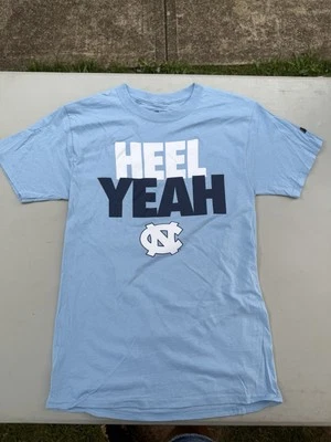 Camiseta premium de manga corta unisex Heel Yeah North Carolina Foto 1 de 4