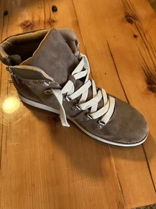 Universal Thread LEFT BOOT ONLY Jessie Hiking Boot Side Zip 9 New NOT A PAIR - Picture 1 of 3