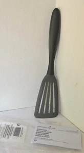 Pampered Chef ~NEW~ SILICONE FISH SPATULA - Heat Safe - Strong - Flip Delicately - Picture 1 of 4