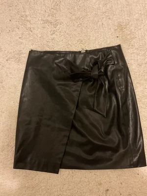 Falda corta envolvente de cuero vegano suave negra en blanco NYC para mujer talla cintura pequeña 24 Foto 1 de 4