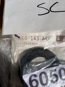 Cojinete de montaje de puntal Mopar genuino 5085458AA - Imagen 1 de 3