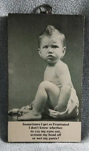 1977 C.M. Paula Constance Geländer Wandrelief Frustriertes Baby Foto an Bord  - Bild 1 von 5