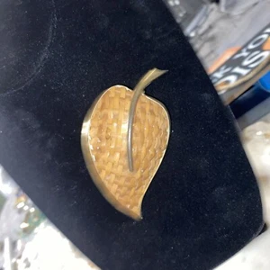 Vintage MCM Gold Tone Woven Rattan Wicker Leaf Brooch - Picture 1 of 5