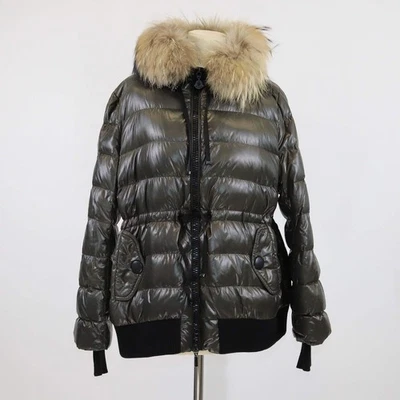Moncler Chaqueta acolchada con capucha de nailon y piel verde militar - Imagen 1 de 4