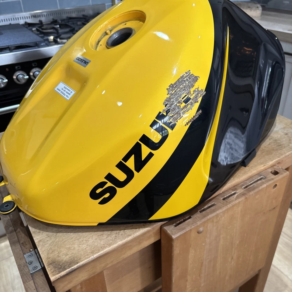 Suzuki GSXR 750 Fuel Tank Petrol 2001 2002 K1 K2 GSXR750 Yellow Black  - Image 1 of 4