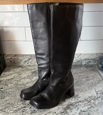 SILHOUETTES Bota hasta la rodilla de pantorrilla ancha de cuero negro vintage años 90 grunge punta cuadrada Foto 1 de 4