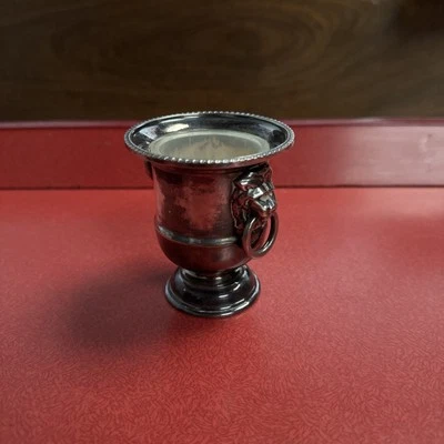 MINI jarrón vintage Viners of Sheffield plateado con asas de león. Foto 1 de 4