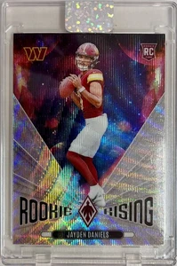 2024 Panini Phoenix - Jayden Daniels #RR-JDS Rookie Rising Washington Commanders - Bild 1 von 2