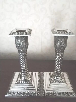 Buen par de candelabros antiguos de columna corintia victoriana Walker Hall triple... Foto 1 de 4