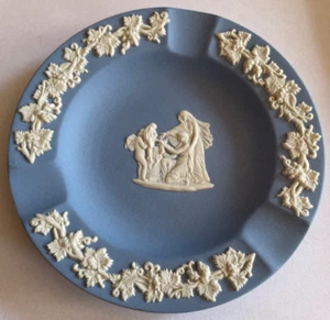 Wedgewood Jasperware blau rund Schmuck Aschenbecher Schale weinender Engel 4 3/8" - Bild 1 von 3