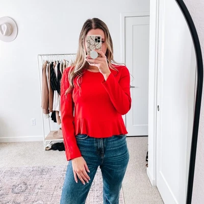 Top ALC Rojo Manga Larga Peplum Volantes Dobladillo Usado en Excelente Condición 6 Foto 1 de 4