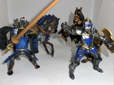 Lote de 4 figuras de acción de caballeros y caballos medievales de Papo de colección Foto 1 de 4