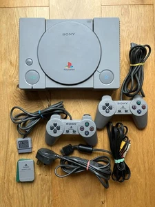 Playstation One PS1 mit 2 Controllern & Cinch Anschlüssen SCPH-7502 - FUNKTIONSTÜCHTIG - Bild 1 von 9