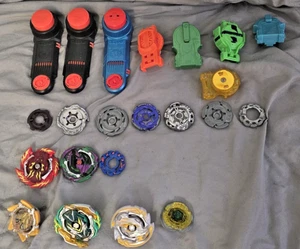 Gran Lote Surtido de Lanzadores y Piezas Beyblade Bay Blades Metal y Plástico - Imagen 1 de 6