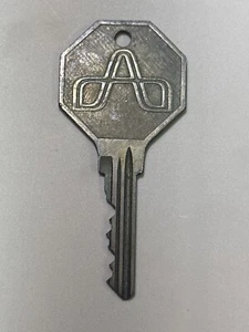 Llave de habitación de hotel Amfac vintage Albuquerque Nuevo México #1009 - Imagen 1 de 2