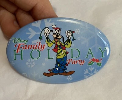 2002 Exclusive Disney Family Holiday Party Oval Goofy Pinback Button - Image 1 of 3
