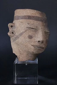 FRAGMENTO FACIAL PRECOLOMBINO PRECLÁSICO EN SOPORTE CA. 1000 a.C. - 200 a.C. - Imagen 1 de 10