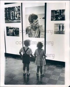 1964 Pressefoto niedliche Kinderansicht John Kennedy Ausstellung 60er Jahre - Bild 1 von 2