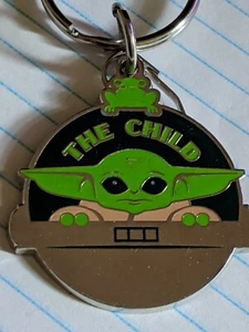 Star Wars The Mandalorian The Child Pod Llavero Esmaltado Multicolor - Imagen 1 de 3
