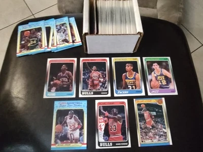 Juego completo de baloncesto Fleer 1988-89 132 + 11 pegatinas 3 MJ centradas limpias casi nuevas Foto 1 de 4
