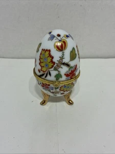 Porzellan aufklappbare Schmuckschatulle in Eierform mit verzierten Blumen und Goldrand. - Bild 1 von 5