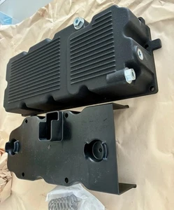 62711-99 62830-99 HARLEY-DAVIDSON TOURING  OIL PAN & BAFFLE BLACK NOS - Picture 1 of 4