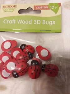 s/12 NEUF mini 3D WOOD LADY BUGS dos plat auto-adhésif bois artisanat bricolage couronne - Photo 1/3