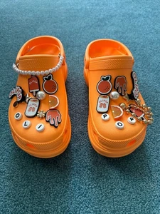 OLIPOP x Crocs Orange Baes & OLIPOP Orange Cream Custom Jibbitz - Bild 1 von 5