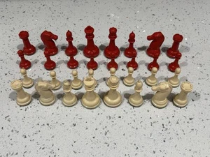 Vintage Kunststoff Schachspiel Figuren rot/weiß Filzboden—komplett 32 Teile - Bild 1 von 4