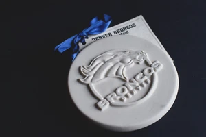 NWT Pfaltzgraff NFL Denver Broncos Logo Ceramic Cookie Mold - Picture 1 of 9