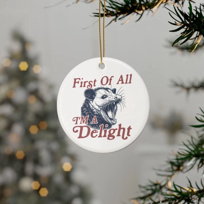 Adorno de Navidad First Of All Im A Delight Opossum - Recuerdo de regalo de cerámica Foto 1 de 1