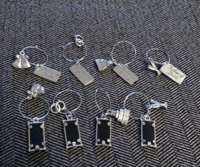 8 СВАДЕБНЫХ ВИННЫХ АМУЛЕТОВ ИЗ ТОНКОГО ОЛОВА МАТЬ И ОТЕЦ НЕВЕСТА ЖЕНИХ РОДИТЕЛИ - Изображение 1 из 4