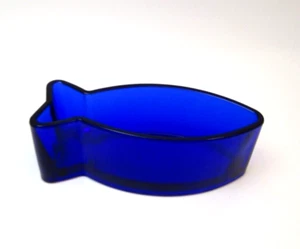PLATO DE CARAMELO VINTAGE VIDRIO AZUL COBALTO EN FORMA DE PEZ 8"" x 2 3/4"" EXCELENTE - Imagen 1 de 6