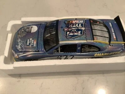 LEE PETTY NASCAR SALÓN DE LA FAMA FUNDIDO A PRESIÓN FIRMADO POR RICHARD, MAURICE, KYLE & CARDS Foto 1 de 4