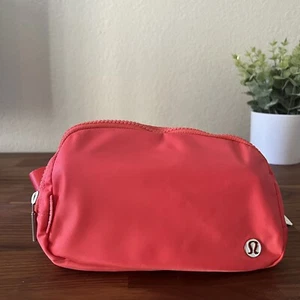 NEU Lululemon Everywhere Gürteltasche (Pale Raspberry) Bauchtasche Classic Nylon - Bild 1 von 4