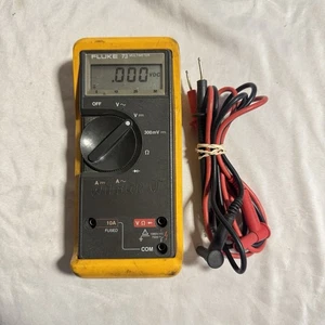 Multímetro digital Fluke 73 con cables de prueba y estuche de goma amarillo probado/funcionando - Imagen 1 de 3