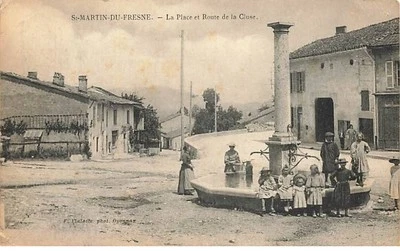 SAINT-MARTIN-DU-FRESNE - La Place et Route de la Cluse - Fontaine - Imagen 1 de 2