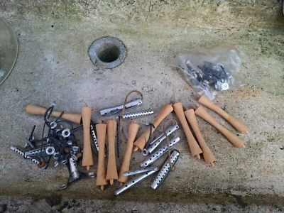 Ancien ustensile de coiffeur lot de bigoudis en bois et fer - Photo 1/4