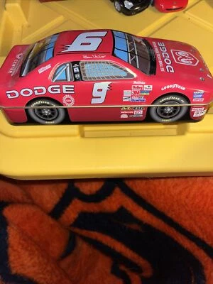 Coche de carreras Candy Tin 2001 Bill Elliot #9 NASCAR Foto 1 de 4