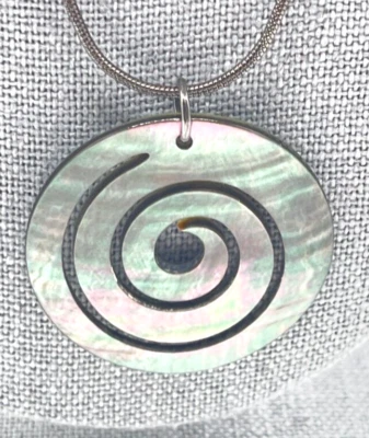 Collar negro madreperla concha encanto en cadena negra de 26 pulgadas Foto 1 de 4