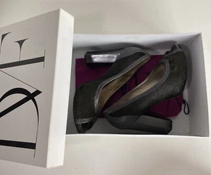 DVF DIANE VON FURSTENBERG WOMEN’S OXFORD PEEP TOE PUMPS DARK GREY CALF TRIM 6.5 - Picture 1 of 9