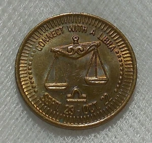 UN GETTONE SEGNO ZODIACALE RISQUE VINTAGE CONNETTERSI CON UNA BIBLIOTECA - Foto 1 di 2