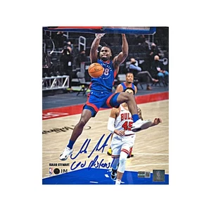 Foto autografiada e inscrita de Isaiah Stewart Detroit Pistons 8x10 Dunk vs Bulls - Imagen 1 de 1
